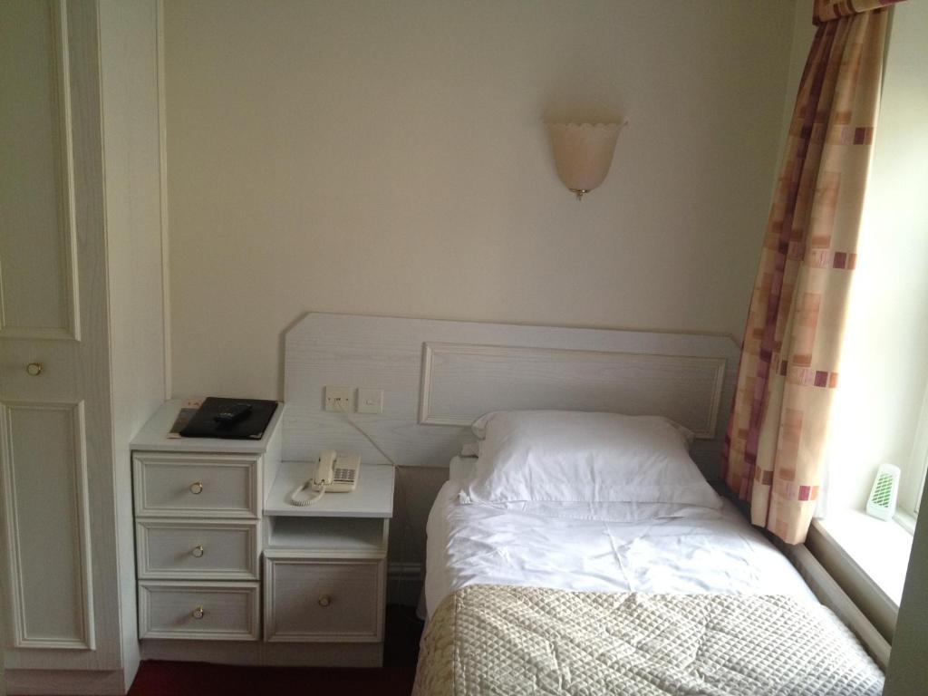 The Grant Arms Hotel Ramsbottom Room photo